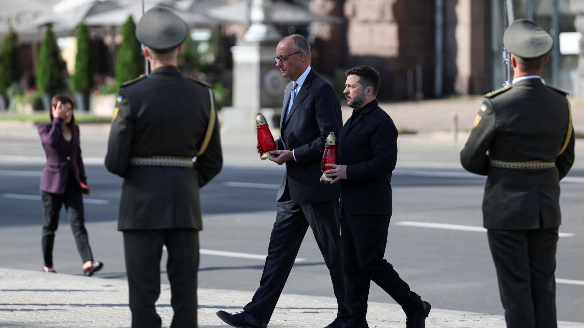 Krieg gegen die Ukraine: Merz besucht Kiew - Russland greift Brücke an