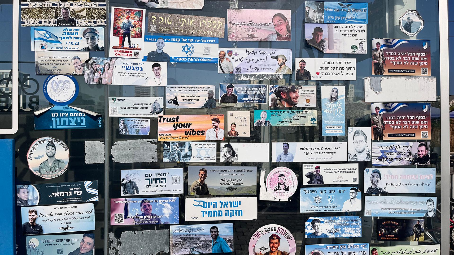 Aufkleber erinnern in Israel an die Kriegsopfer