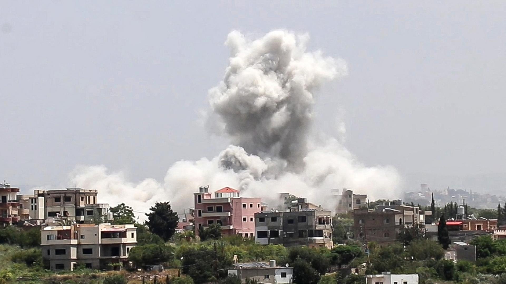 Rauch steigt auf über dem Ort Al-Halloussiyah im Süden des Libanon | AFP