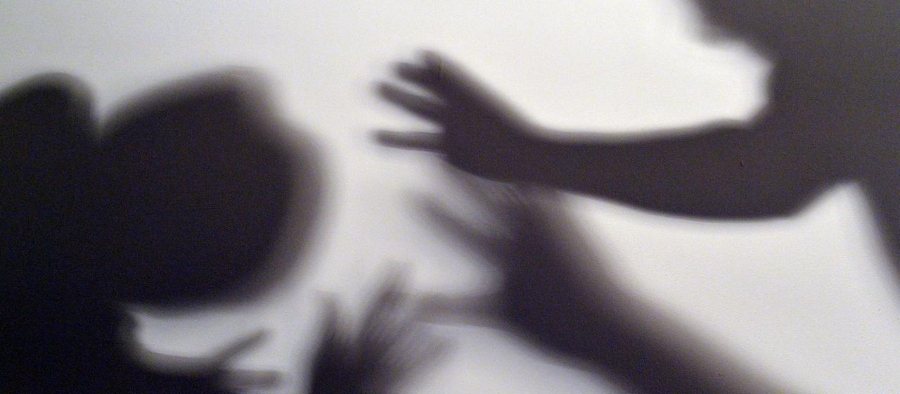 Schatten sollen symbolisieren, wie ein Kind versucht, sich vor der Gewalt eines Erwachsenen zu schützen. | dpa Schatten sollen symbolisieren, wie ein Kind versucht, sich vor der Gewalt eines Erwachsenen zu schützen.
