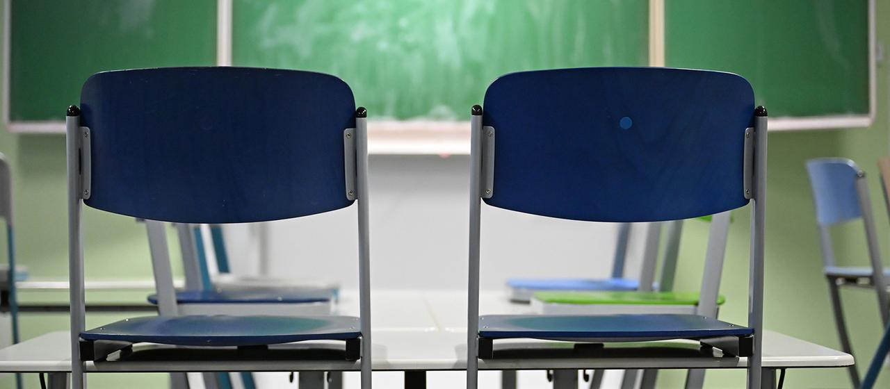 Hochgestellte Stühle in einem Klassenzimmer