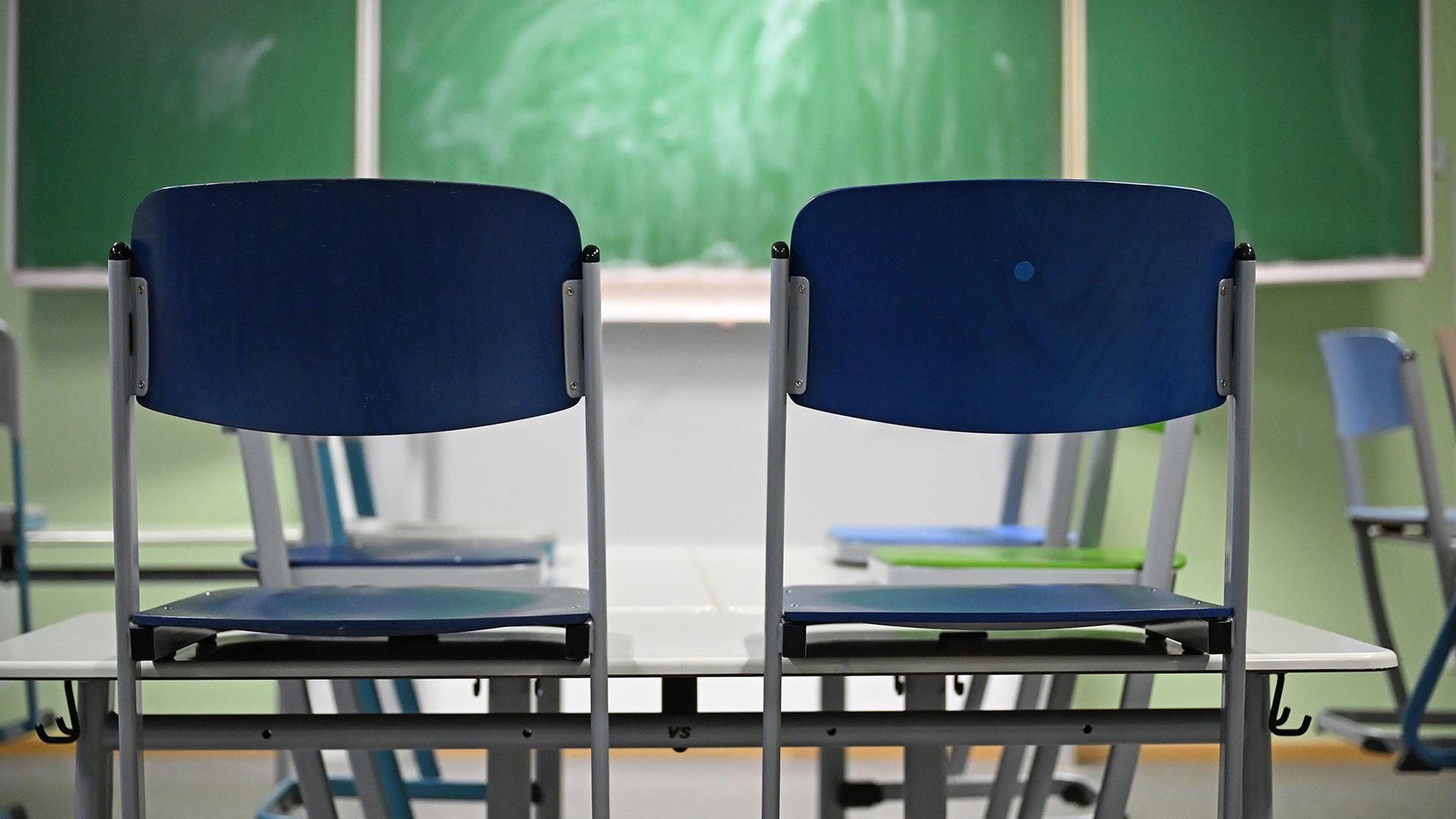 Hochgestellte Stühle in einem Klassenzimmer | Michael Brandt/dpa