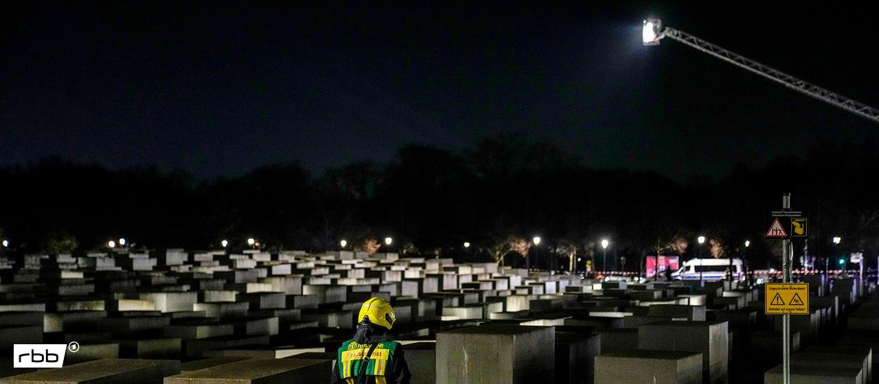 Polizeieinsatz am Holocaust Mahnmal nach einer Messerattacke auf einen Touristen. ( Quelle: picture alliance/ASSOCIATED PRESS/Ebrahim Noroozi)