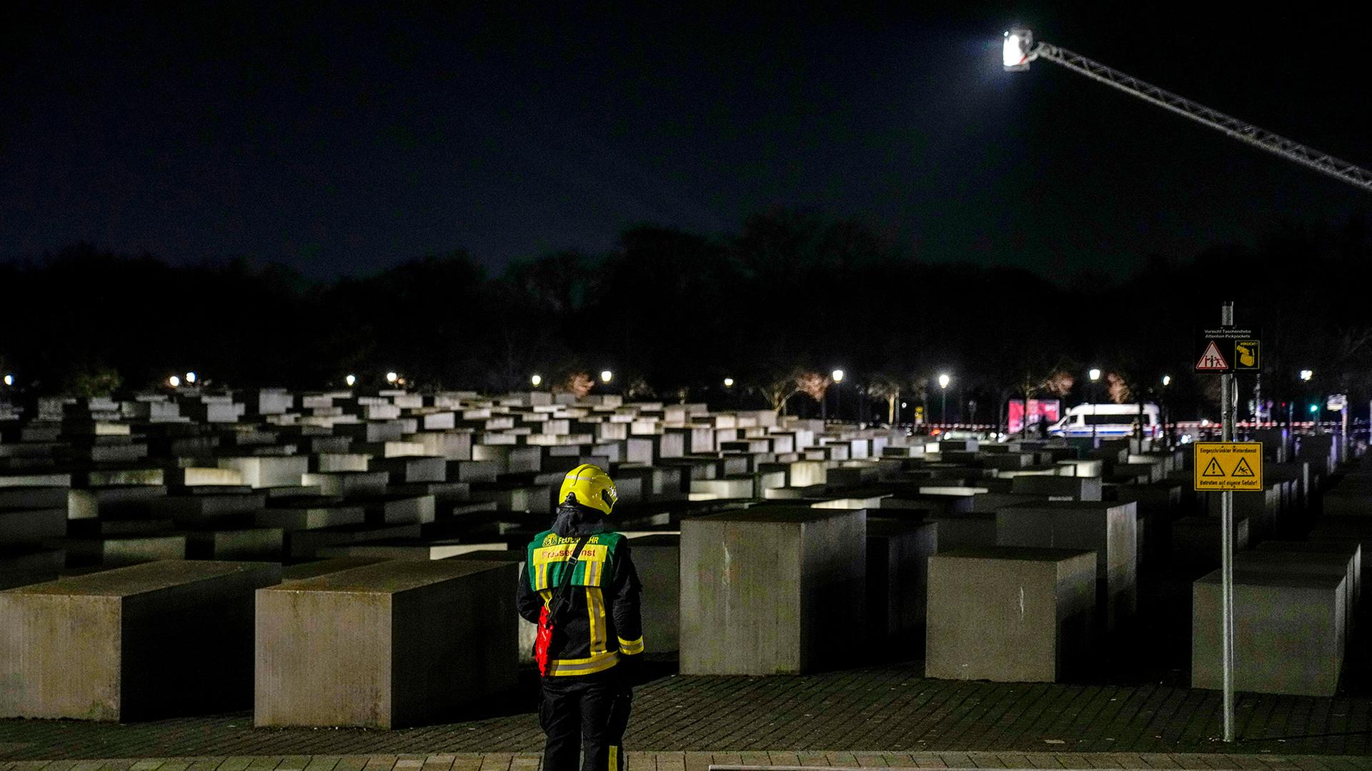 Polizeieinsatz am Holocaust Mahnmal nach einer Messerattacke auf einen Touristen. ( Quelle: picture alliance/ASSOCIATED PRESS/Ebrahim Noroozi) | picture alliance/ASSOCIATED PRESS/Ebrahim Noroozi