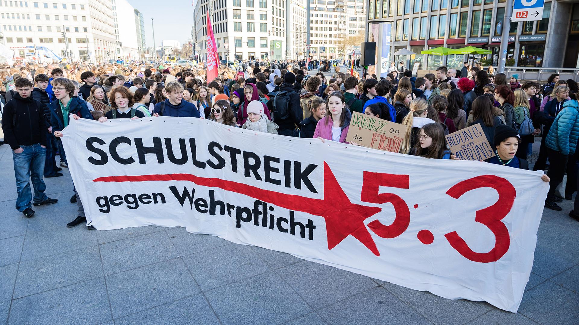 Teilnehmer einer Demonstration gegen die Wehrpflicht versammeln sich auf dem Potsdamer Platz in Berlin. | Christoph Soeder/dpa