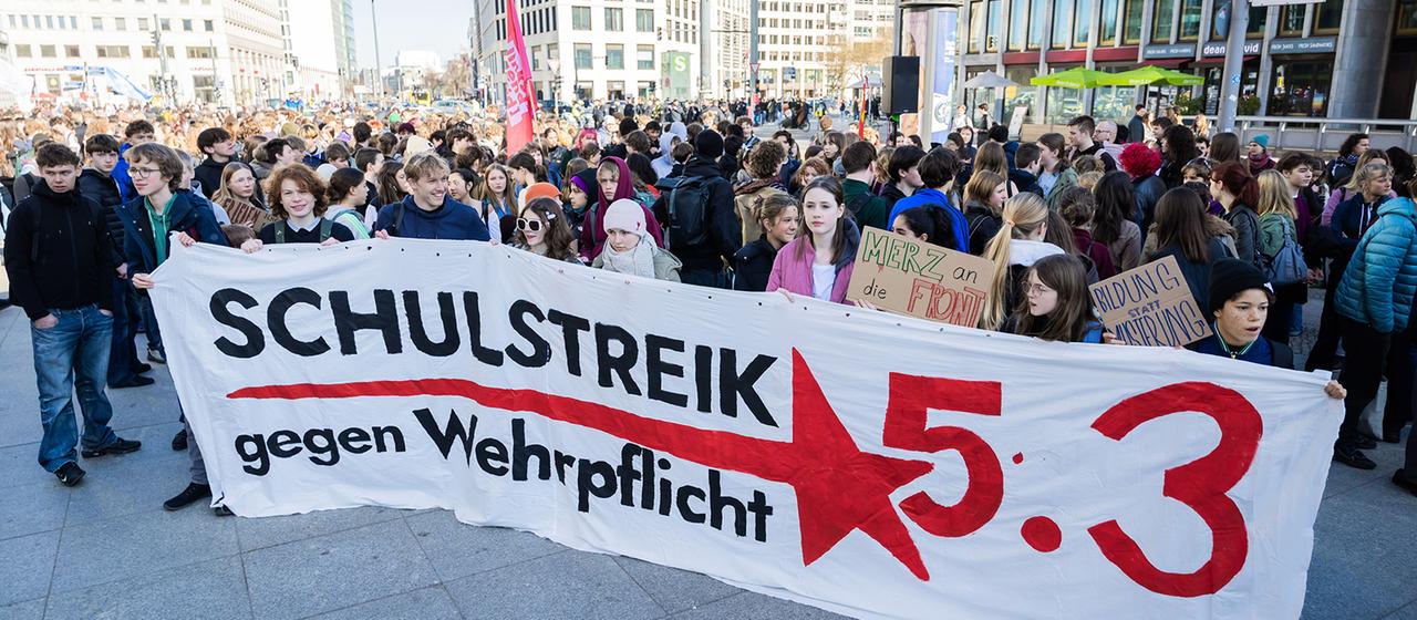 Teilnehmer einer Demonstration gegen die Wehrpflicht versammeln sich auf dem Potsdamer Platz in Berlin.
