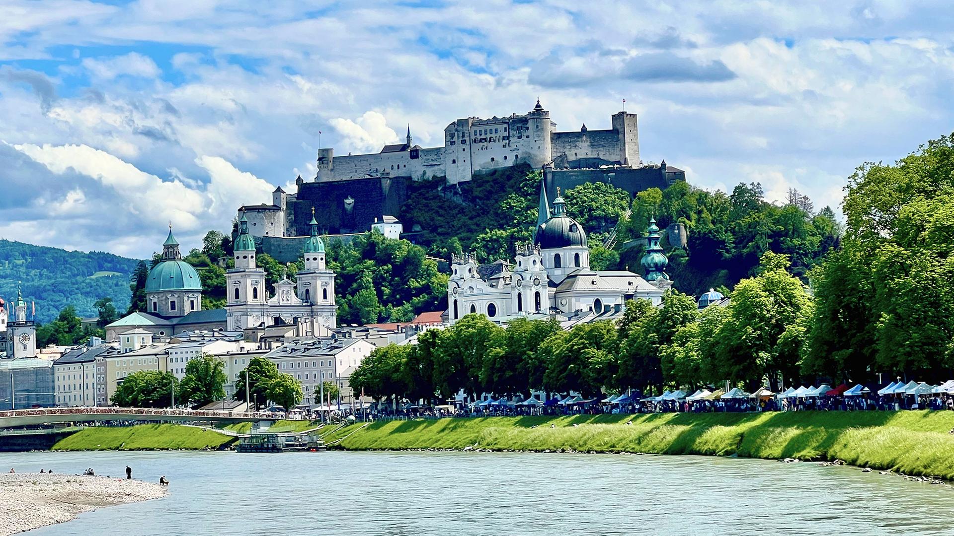 Blick auf die Stadt Salzburg mit der Festung 