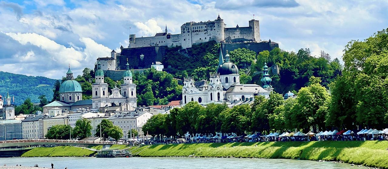 Blick auf die Stadt Salzburg mit der Festung "Hohe Salzburg"