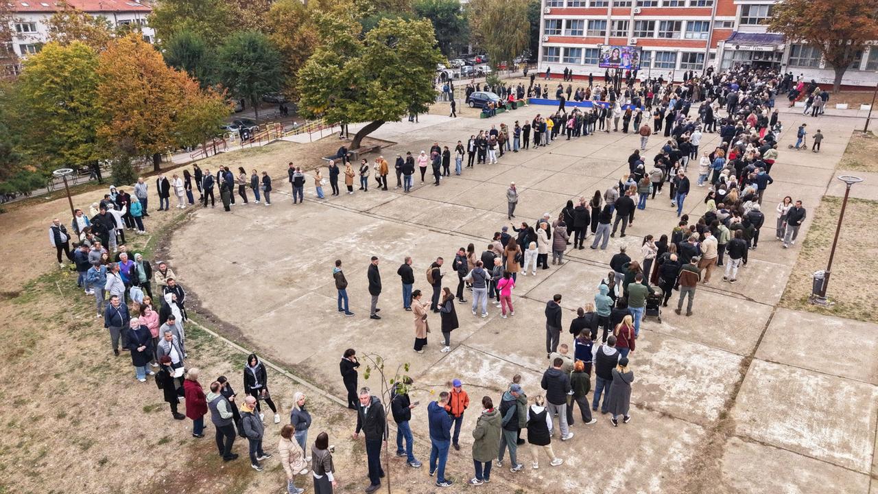 Hohe Wahlbeteiligung und Manipulationsvorwürfe in Serbien