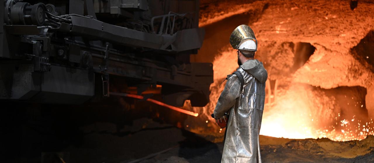 Ein Stahlarbeiter steht in Duisburg an einem Hochofen von Thyssenkrupp Steel (Archiv Dezember 2024)