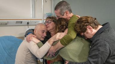Fernando Simon Marman und Louis Hare treffen im Sheba Medical Center in Ramat Gan in Israel wieder mit ihren Angehörigen zusammen.