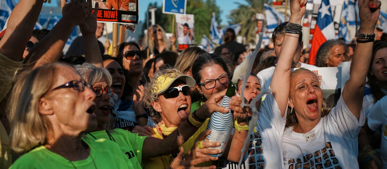 Menschen jubeln in Tel Aviv