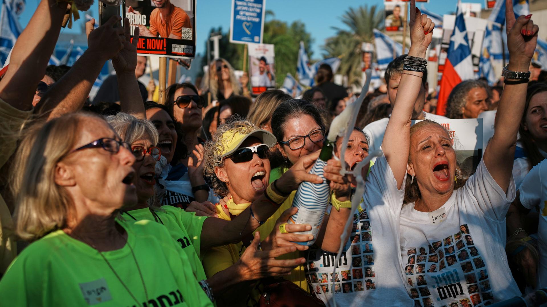 Menschen jubeln in Tel Aviv | AP