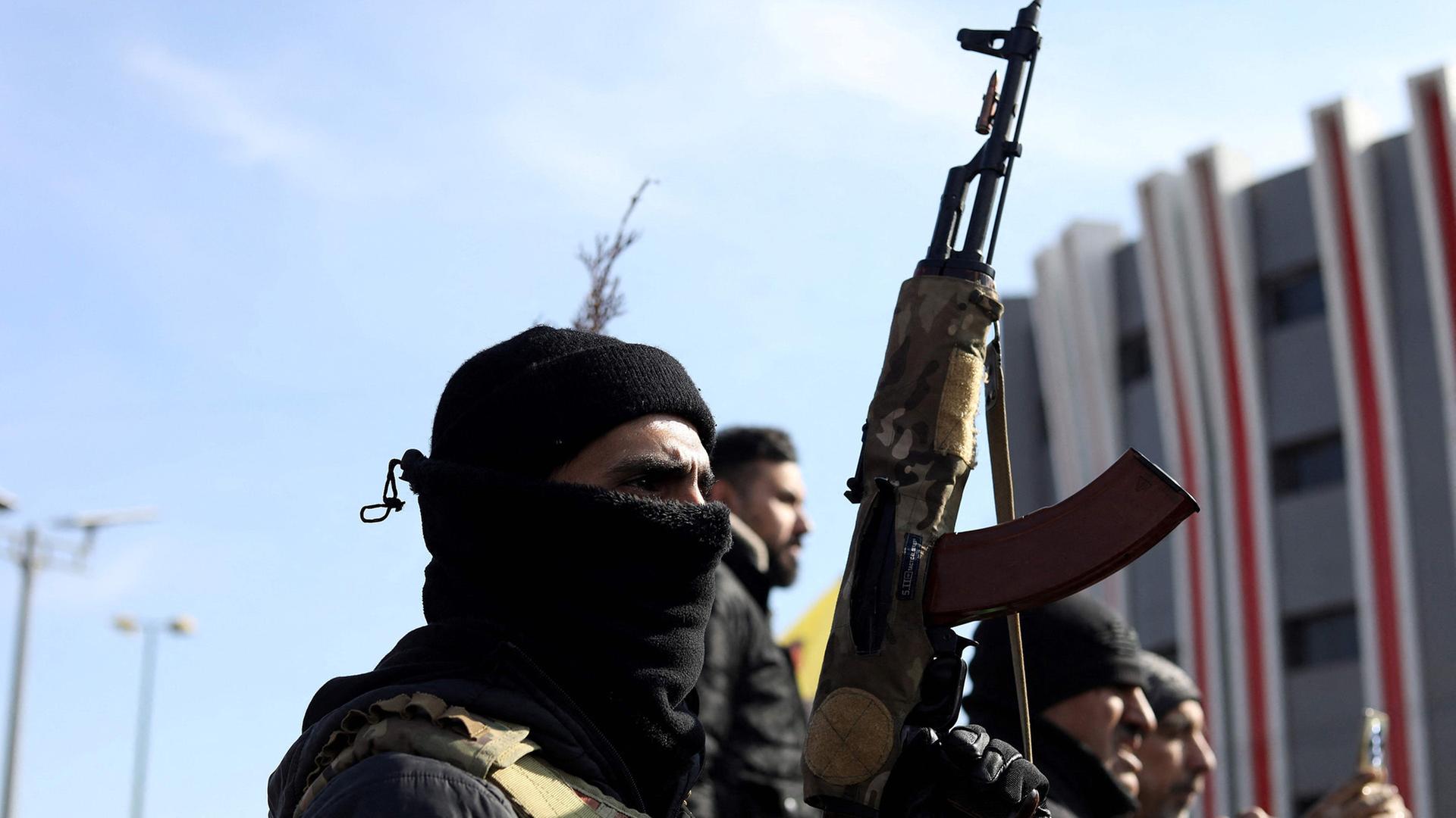 Kurdische Zivilisten versammeln sich mit ihren Waffen in der Stadt Qamischli. | AFP