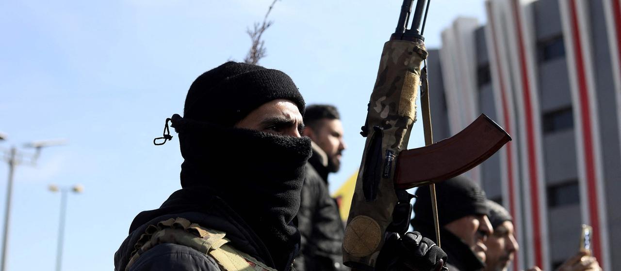 Kurdische Zivilisten versammeln sich mit ihren Waffen in der Stadt Qamischli.