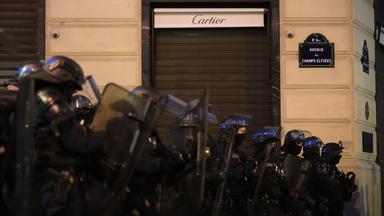 Polizeikräfte vor einem Ladengeschäft auf der Champs Elysees (aufgenommen am 1. Juli 2023)