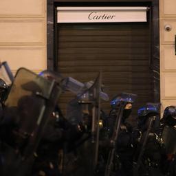 Polizeikräfte vor einem Ladengeschäft auf der Champs Elysees (aufgenommen am 1. Juli 2023)