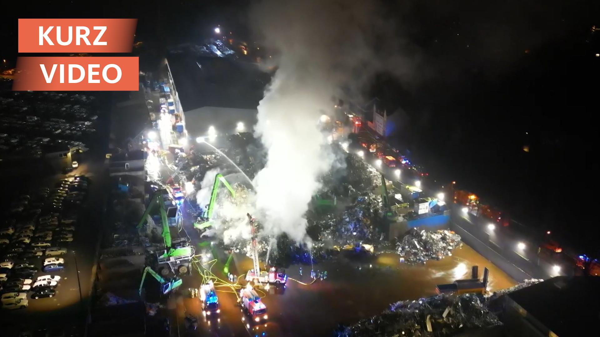 Großbrand auf Essener Schrottplatz: Brandgeruch in umliegenden Städten