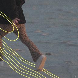 Themenbild: Person läuft über Sand.