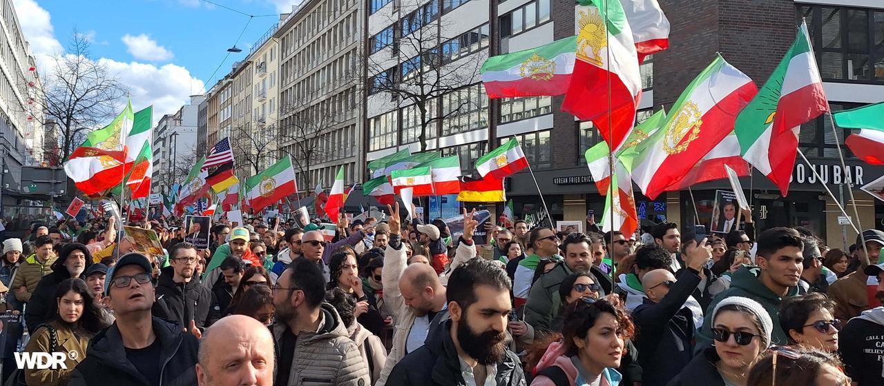 Sehr viele Menschen, die an der Demo in Düsseldorf teilnehmen