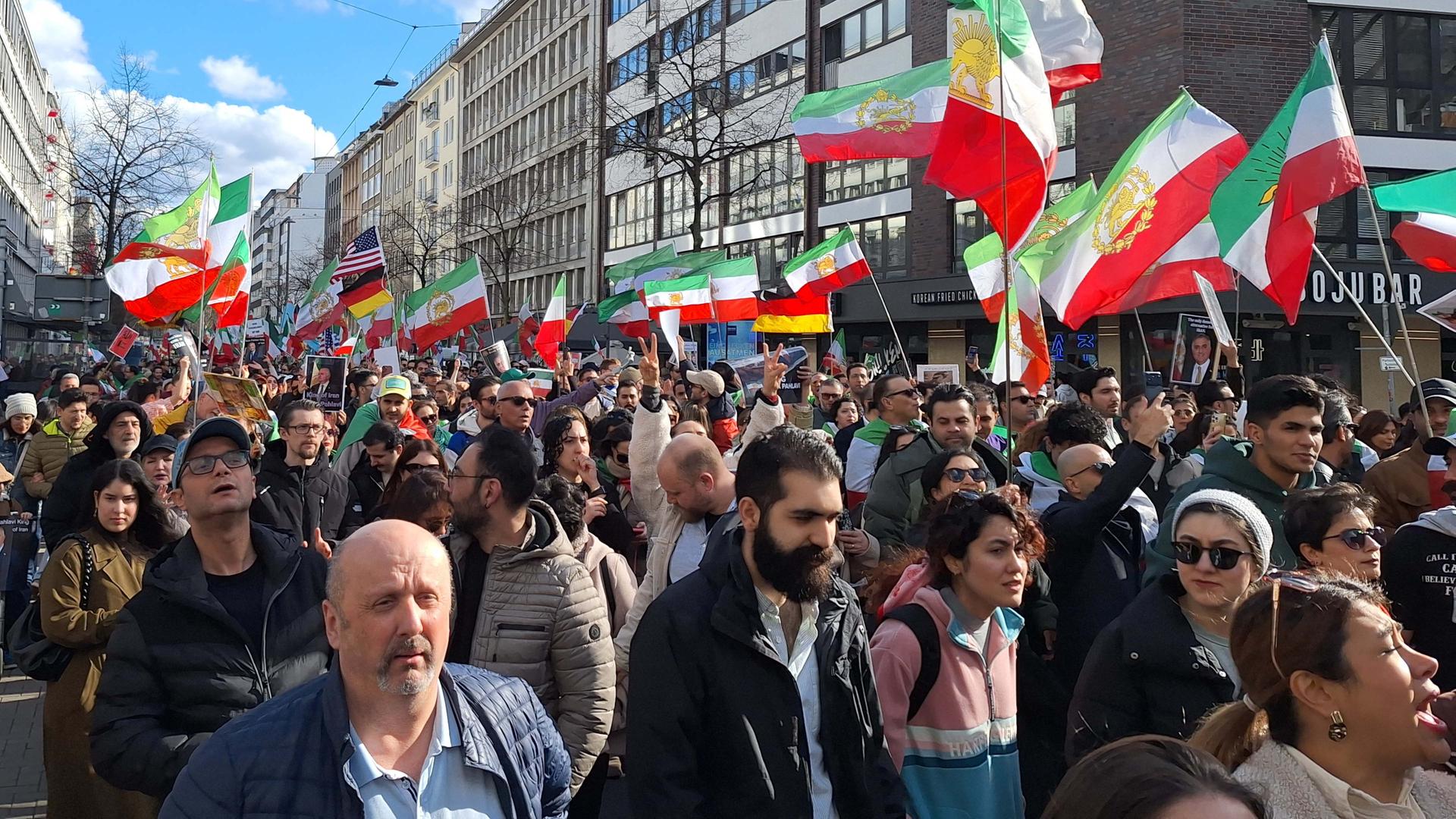 Sehr viele Menschen, die an der Demo in Düsseldorf teilnehmen | WDR / Alexander Schwinning