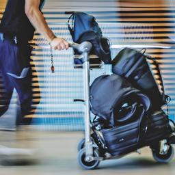 Symbolbild: Reisender mit Koffern, aufgenommen am 12.08.2024 am Flughafen Berlin-Brandenburg 'Willy Brandt' (BER) in Schoenefeld. (Quelle: Picture Alliance/Florian Gärtner)