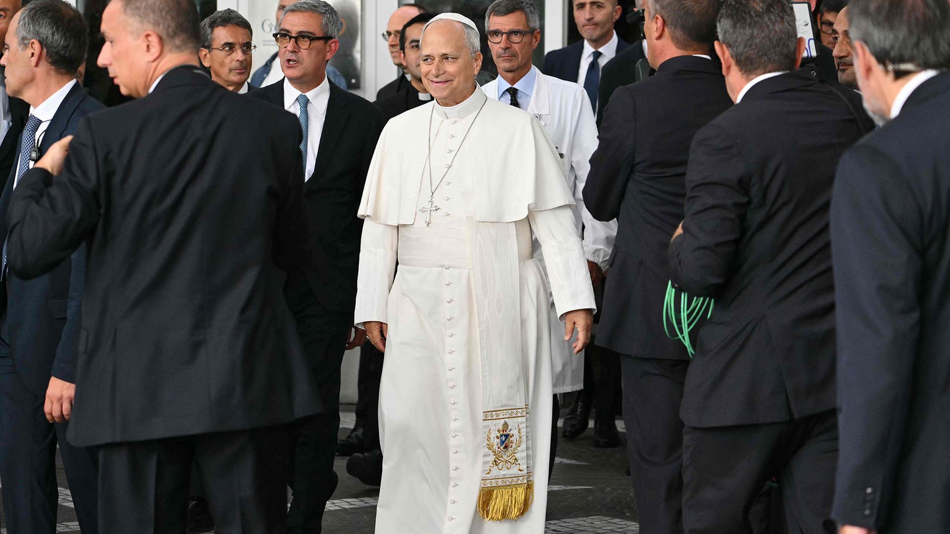 Papst Leo XIV. hat das Krankenhaus nach Lungen-OP verlassen