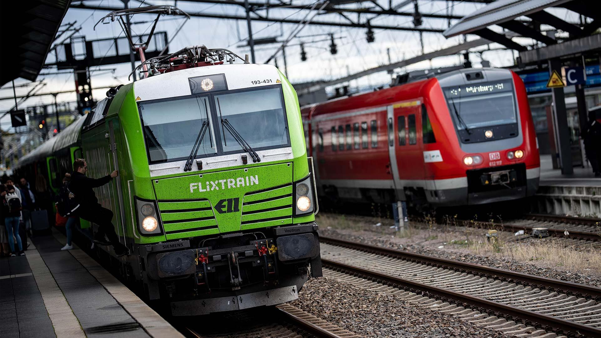 Ein Flixtrain und ein Zug der Deutschen Bahn. | picture alliance / Chris Emil Ja