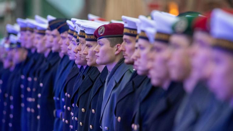 Bundeswehr-Rekruten stehen während des feierlichen Gelöbnisses bei der Vereidigungs-Zeremonie im Hafen von Stralsund.