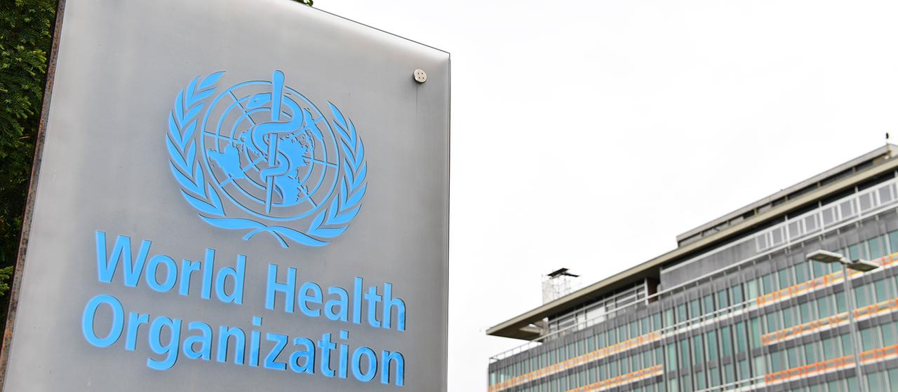 Ein Logo der Weltgesundheitsorganisation (WHO) vor dem Hauptquartier der Weltgesundheitsorganisation in Genf.
