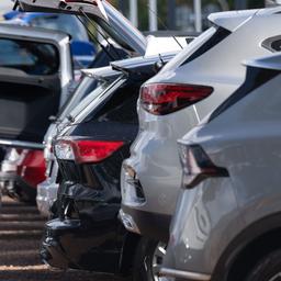 Neuwagen und Gebrauchtwagen stehen bei einem Autohändler nebeneinander.