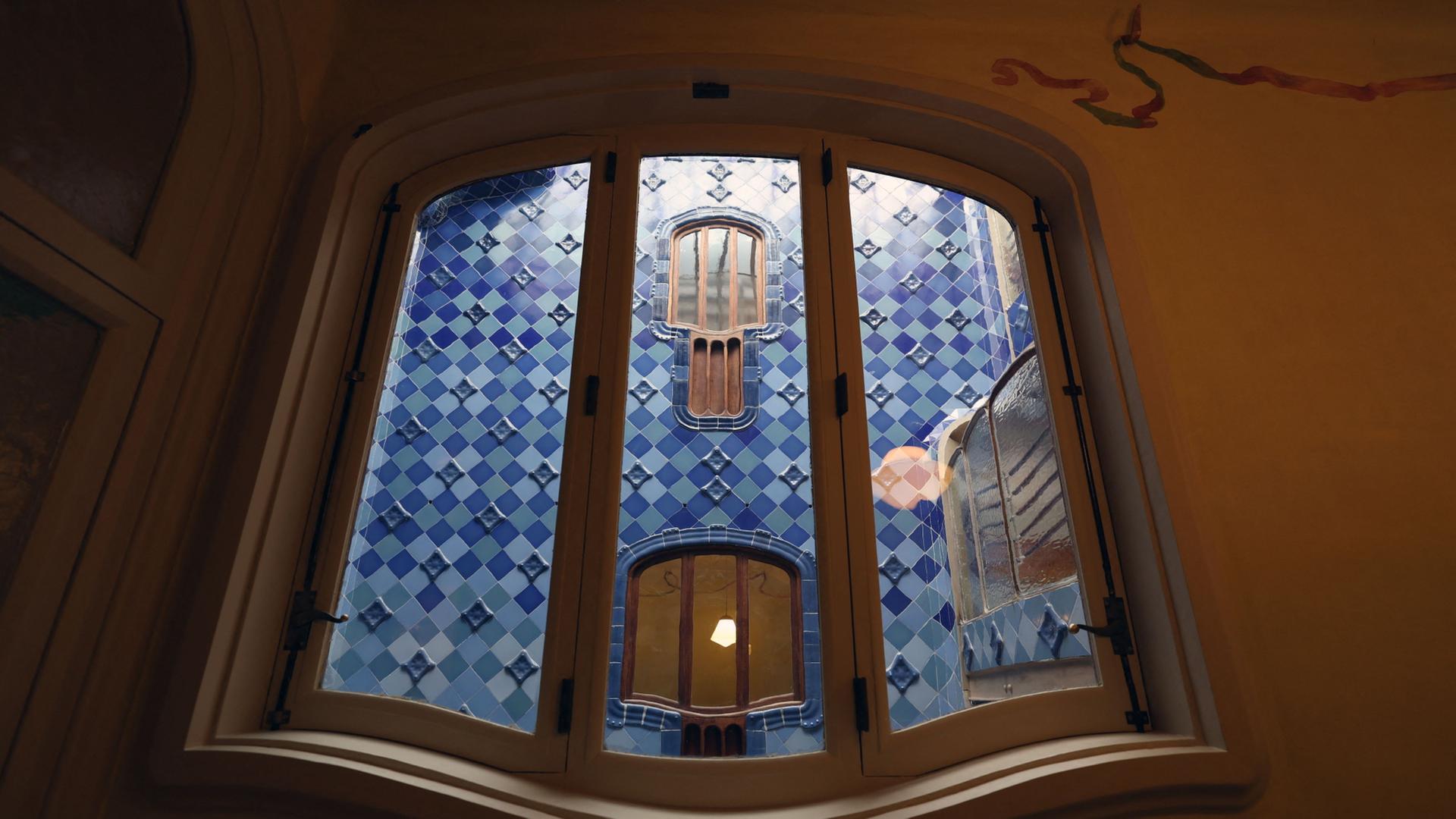 Ein Fenster im neu restaurierten dritten Stock der Casa BatllÃ³ in Barcelona, Spanien. | AFP
