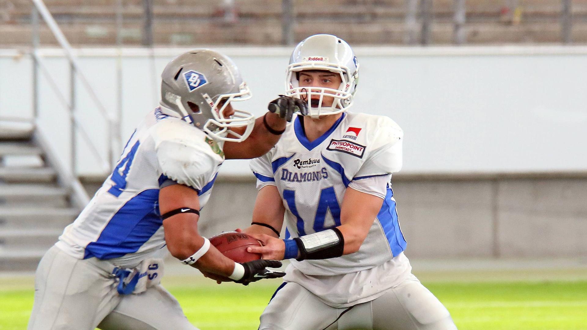 Archivbild: Quarterback Sonny Weishaupt (Diamonds) gibt den Ball an Runningback Sebastian Silva-Gomez | IMAGO / Schüler