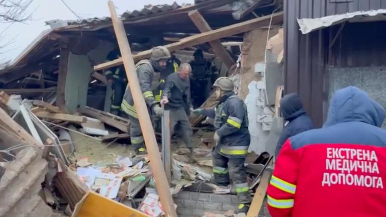 Nach einem russischen Angriff auf Charkiw suchen Rettungskräfte nach Überlebenden. 