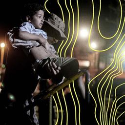 Ein Mann hält einen Jungen in den Armen.