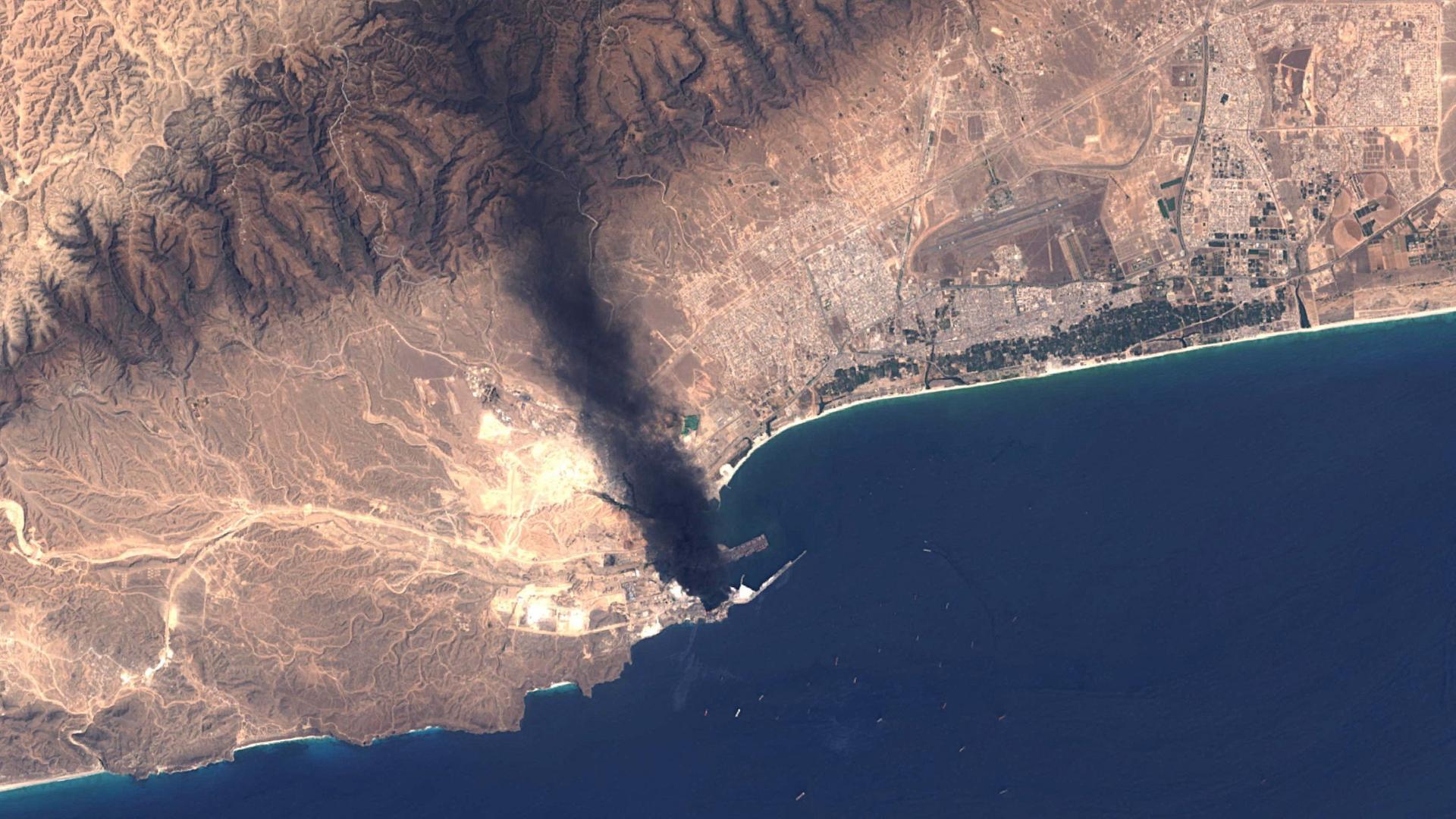 Ein Satellitenbild zeigt Rauch, der im Hafen von Salalah im Oman aufsteigt (Archiv) | AFP