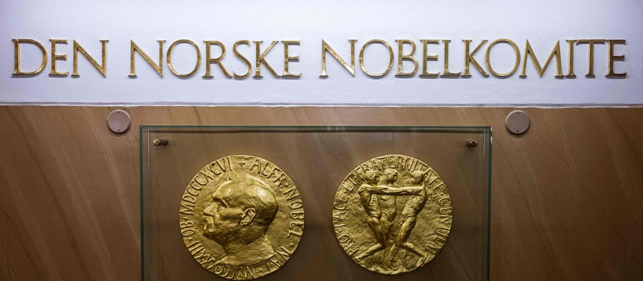 Eine Replik der Friedensnobelpreis-Medaille, aufgenommen in Oslo.