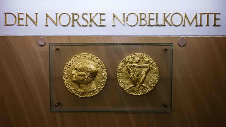 Eine Replik der Friedensnobelpreis-Medaille.