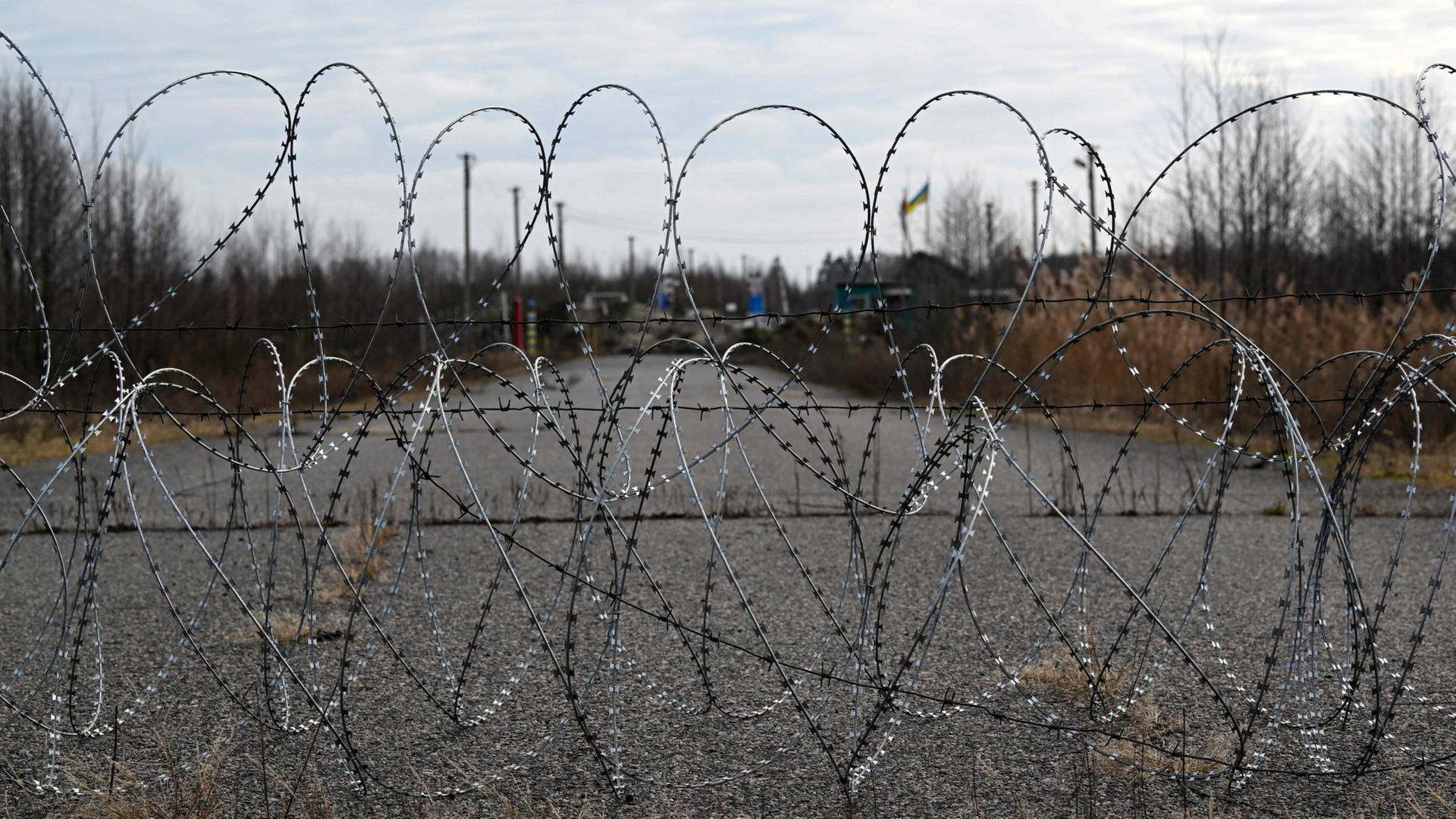 Stacheldraht ist an der Grenze zwischen der Ukraine und Belarus, belarusische Region Brest, zu sehen. | AFP
