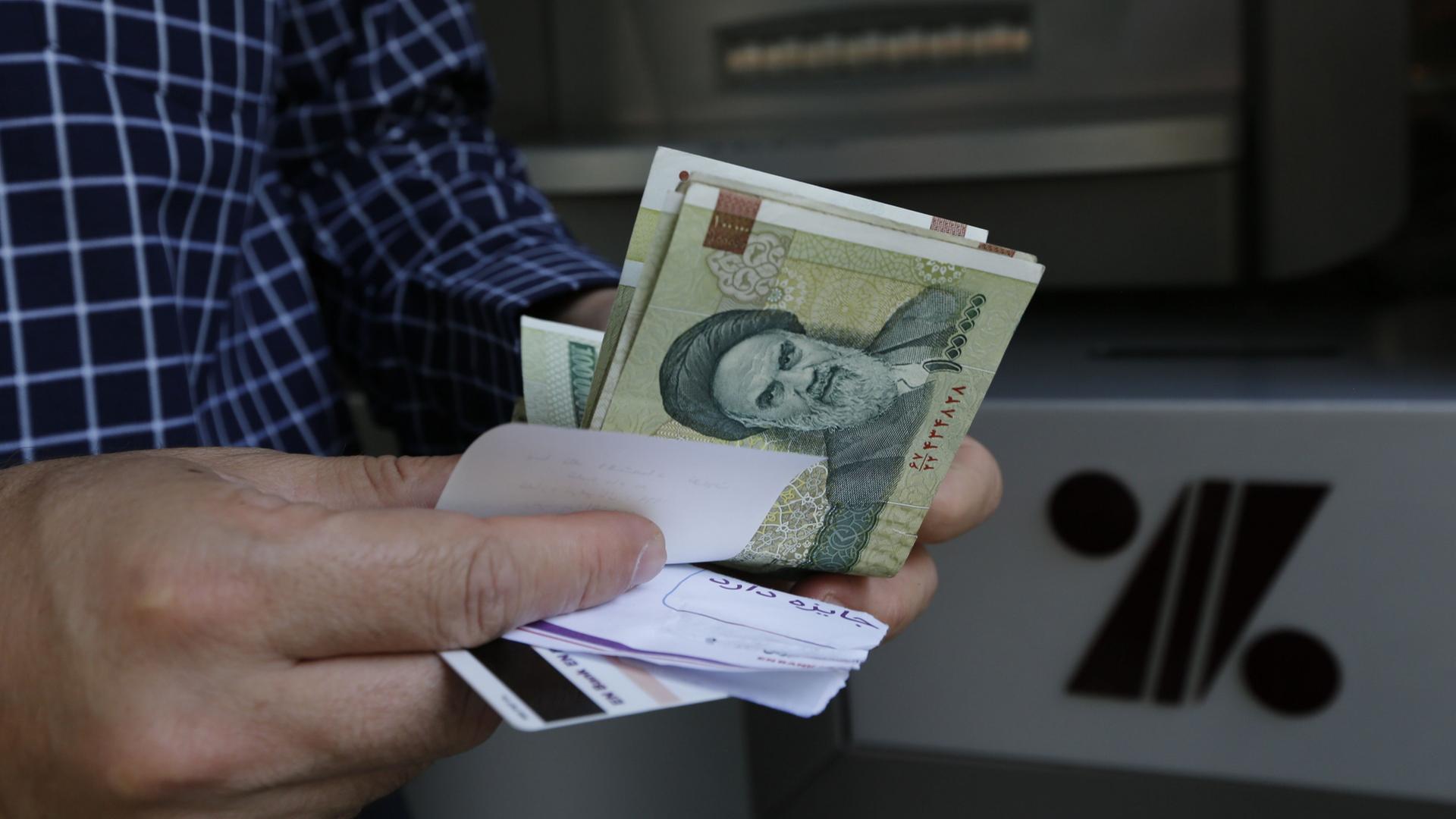 Man hält iranische Rial in der Hand | AFP