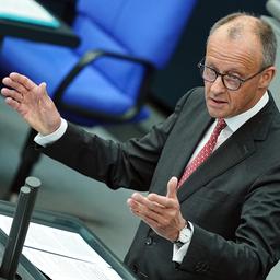 Friedrich Merz spricht im Bundestag.