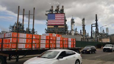 Eine Amerikanische Flagge an einer Ölraffinerie in Kalifornien.