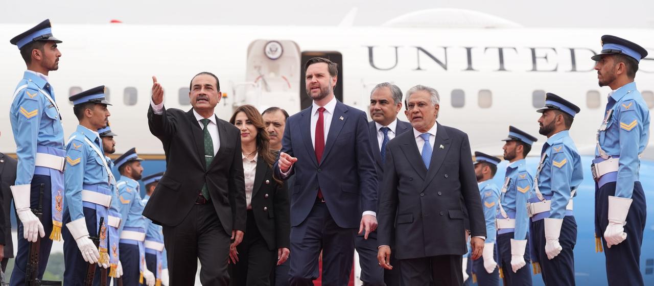 Die US-Delegation um Vizepräsident Vance nach der Landung im pakistanischen Islamabad.