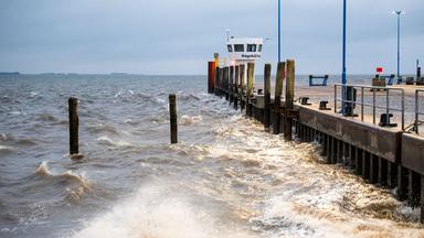 Wellen sind auf der Nordsee in Dagebüll, Schleswig-Holstein zu sehen. 