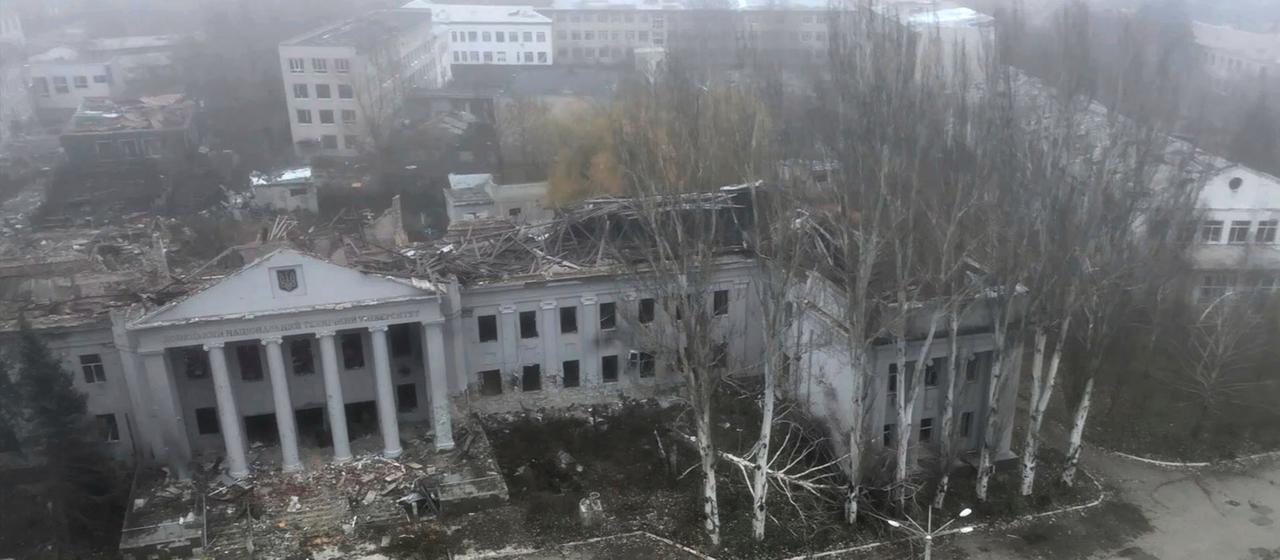Vom Pressedienst des russischen Verteidigungsministeriums zur Verfügung gestellte Luftaufnahme eines beschädigten Gebäudes der Nationalen Technischen Universität in Pokrowsk, Ukraine.