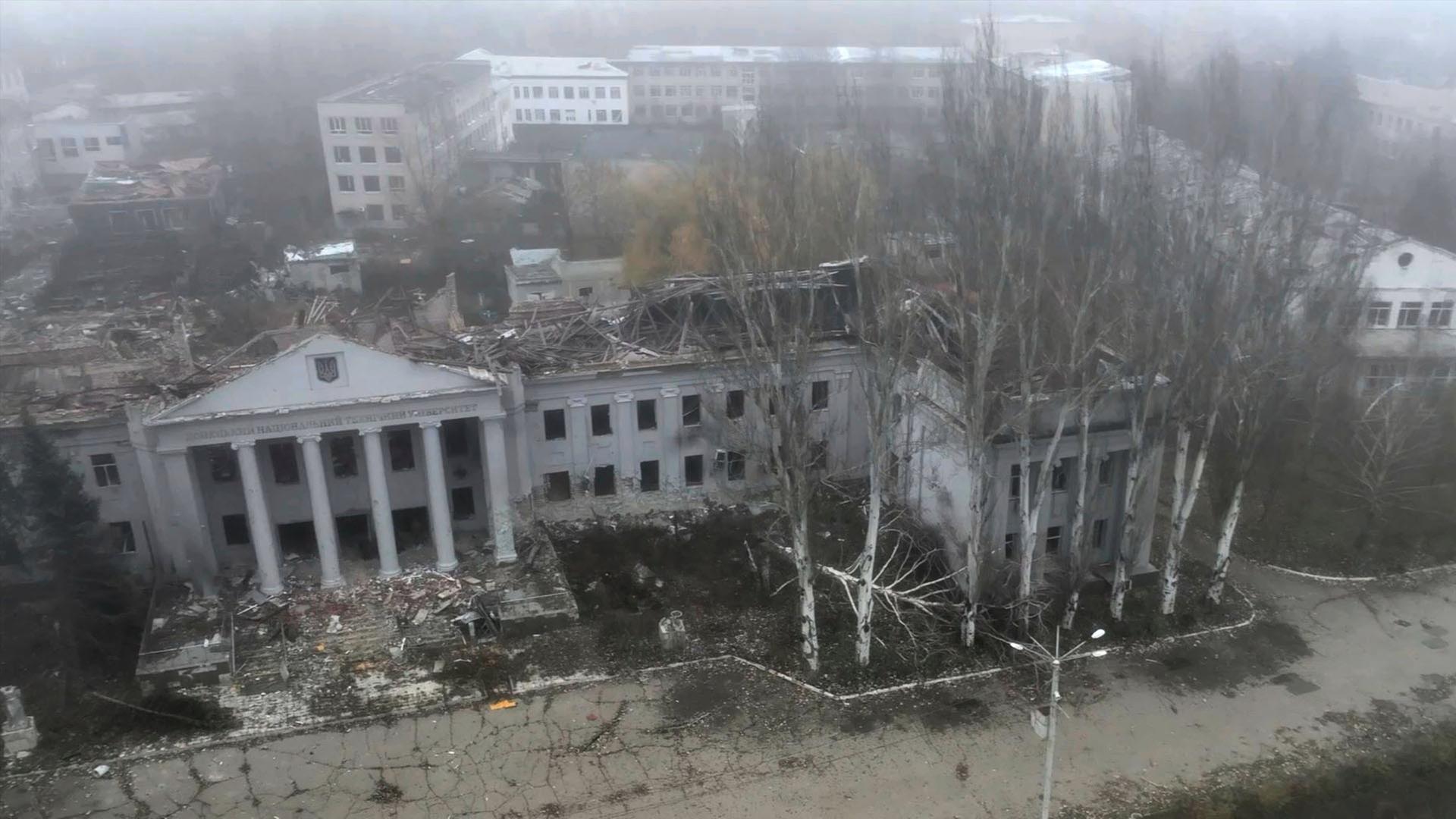 Vom Pressedienst des russischen Verteidigungsministeriums zur Verfügung gestellte Luftaufnahme eines beschädigten Gebäudes der Nationalen Technischen Universität in Pokrowsk, Ukraine. | Russian Defense Ministry Press Service via AP