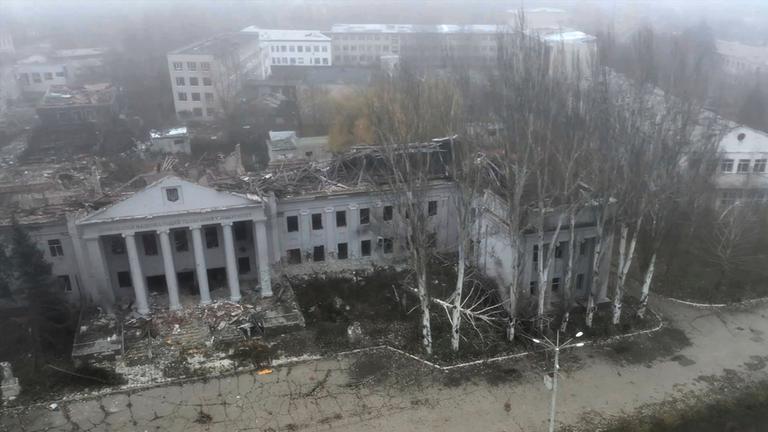 Vom Pressedienst des russischen Verteidigungsministeriums zur Verfügung gestellte Luftaufnahme eines beschädigten Gebäudes der Nationalen Technischen Universität in Pokrowsk, Ukraine.