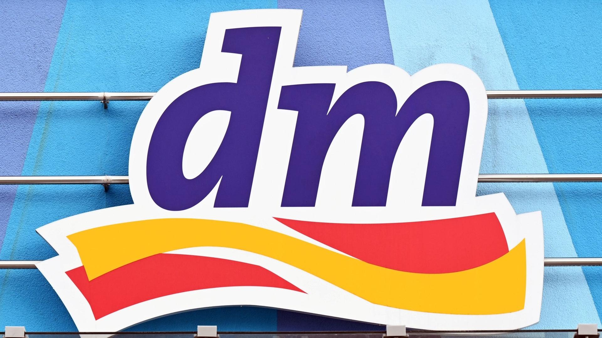 Augenscreening von dm: Wettbewerbszentrale klagt gegen Drogeriemarktkette