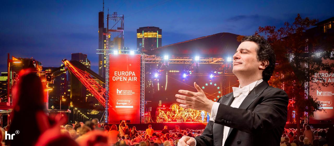 Alain Altinoglu dirigiert beim Europa-Open-Air 2025.