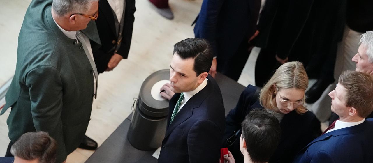 Johannes Winkel gibt seine Stimmkarte im Bundestag ab. 